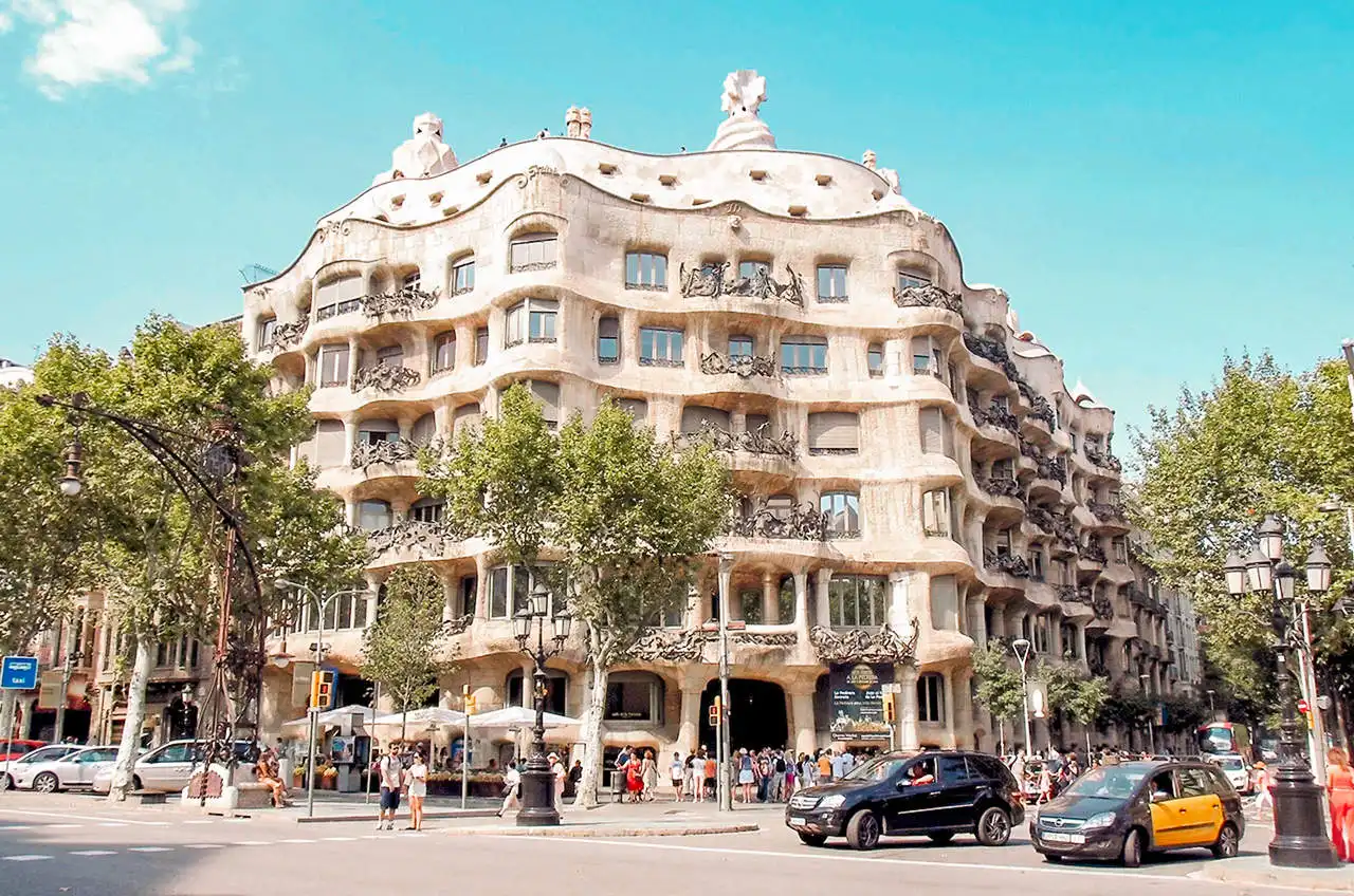 Außenansicht von Garage zum Verkauf in Barcelona mit Alarm