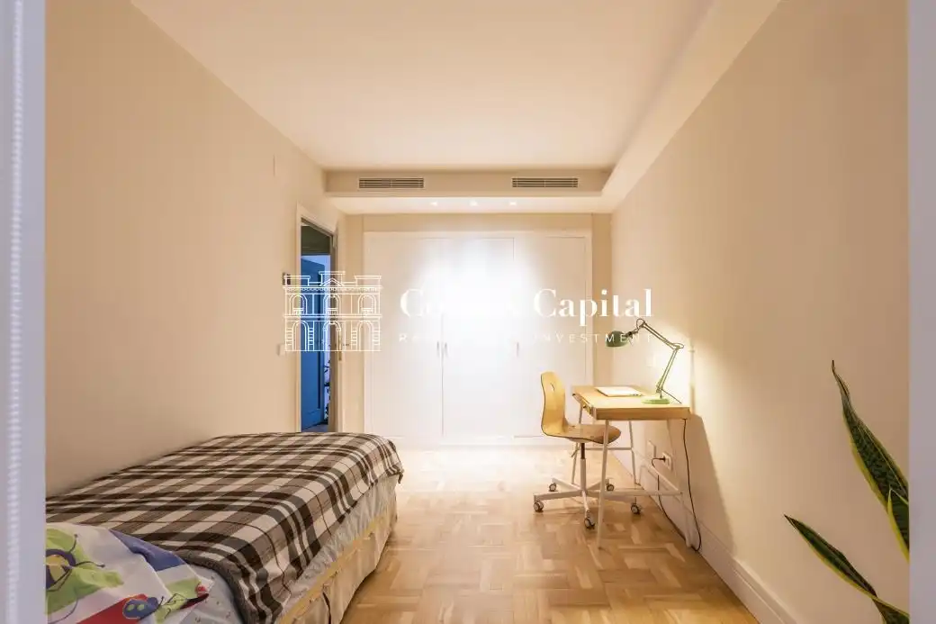 Habitación de Piso en venta en Barcelona con Aire acondicionado, Terraza y Trastero