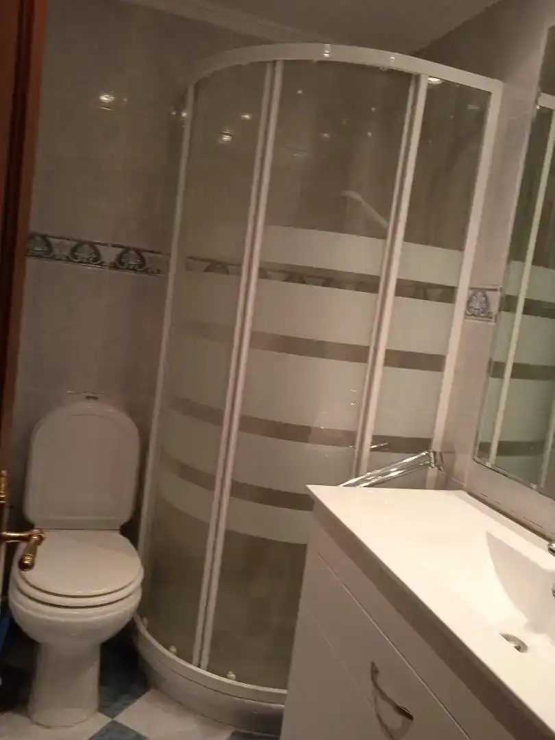 Badezimmer von Wohnung zur Miete in Oviedo 