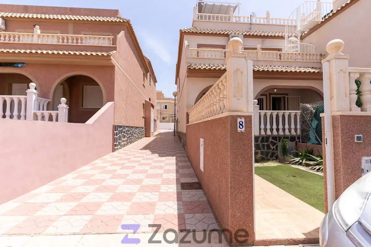 Vista exterior de Casa adosada de lloguer en Santa Pola amb Aire condicionat, Calefacció i Jardí privat