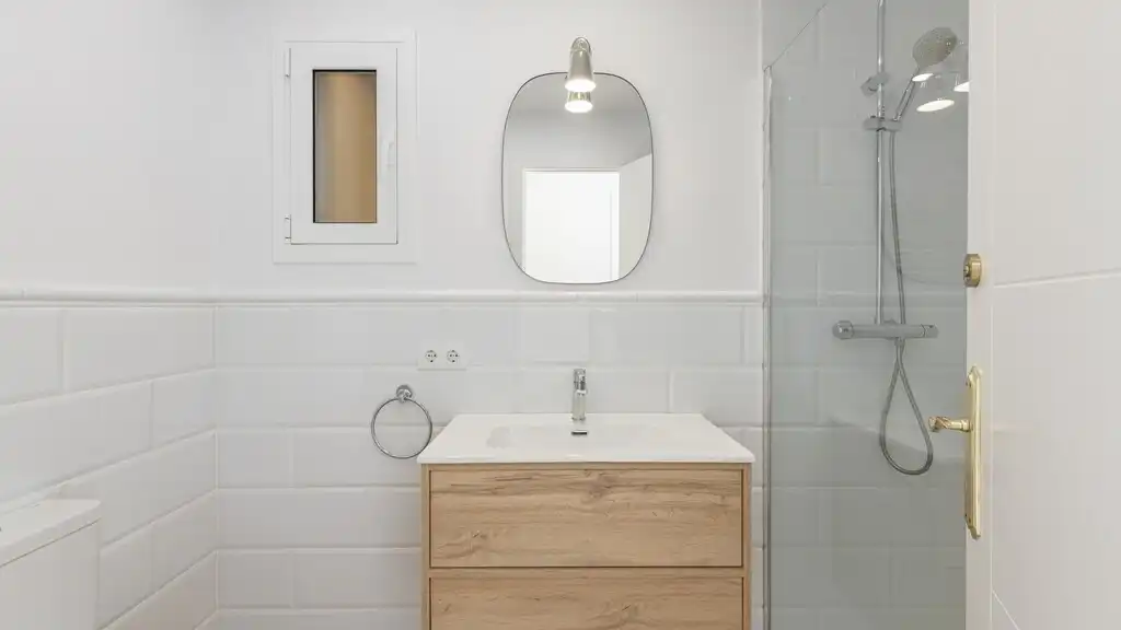 Baño de Apartamento en venta en Barcelona con Aire acondicionado, Parquet y Balcón