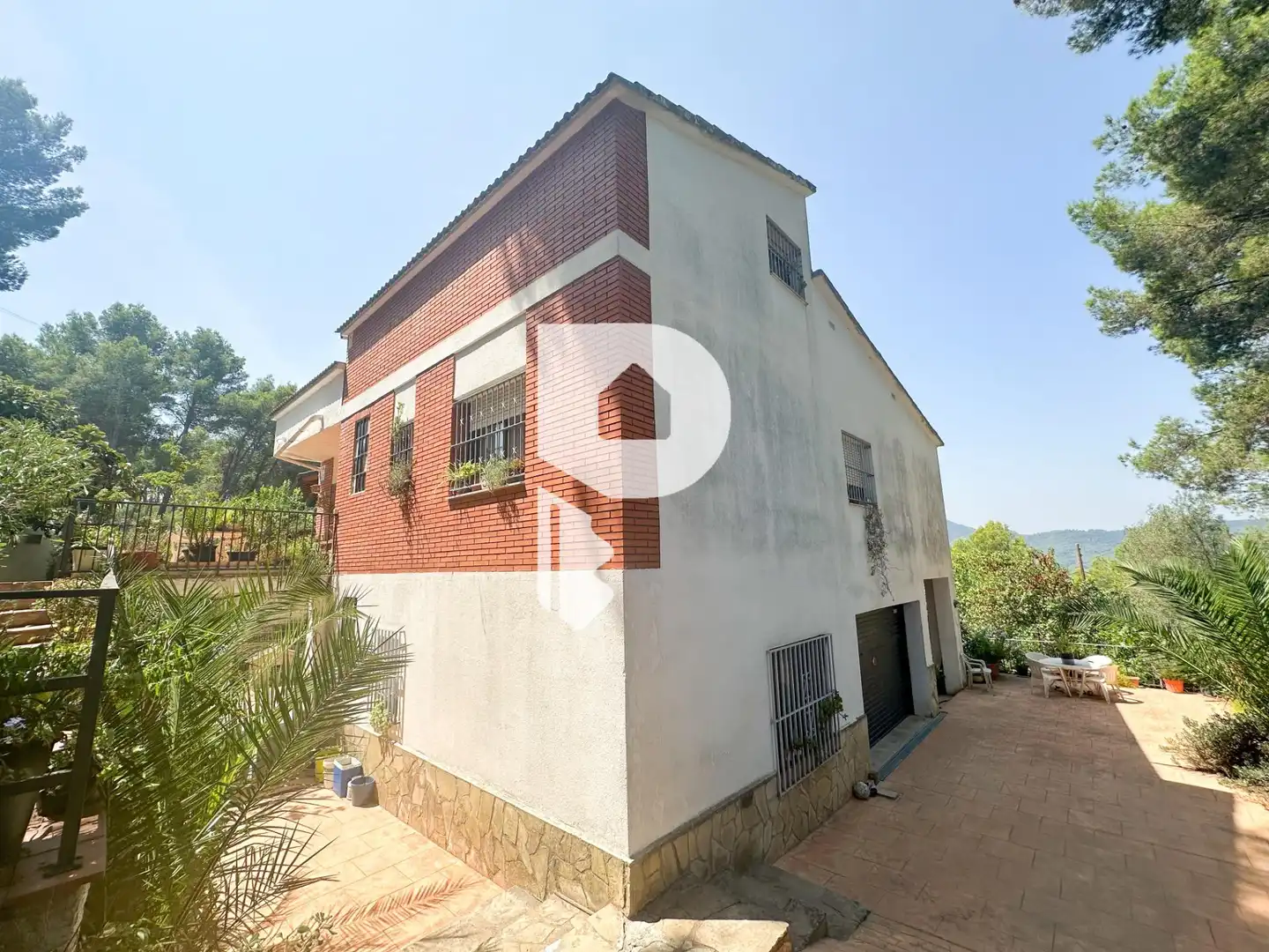 Vista exterior de Casa o xalet en venda en Pallejà amb Aire condicionat, Calefacció i Jardí privat