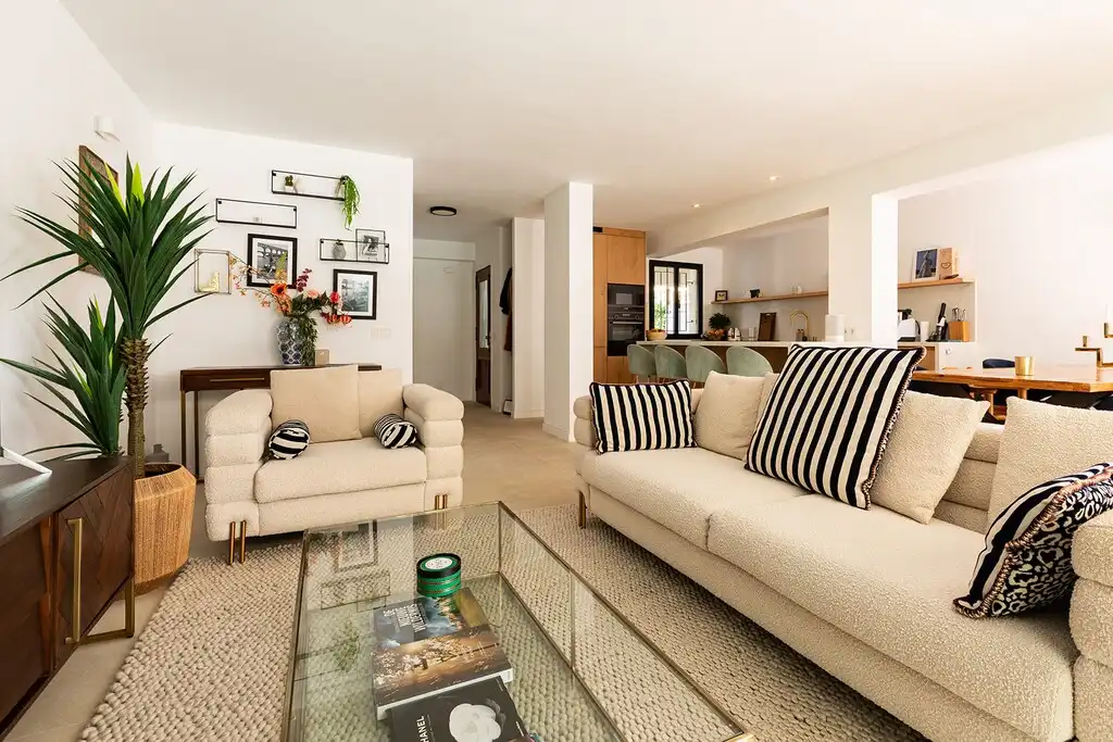 Wohnzimmer von Einfamilien-Reihenhaus zum Verkauf in Pollença mit Klimaanlage, Heizung und Terrasse