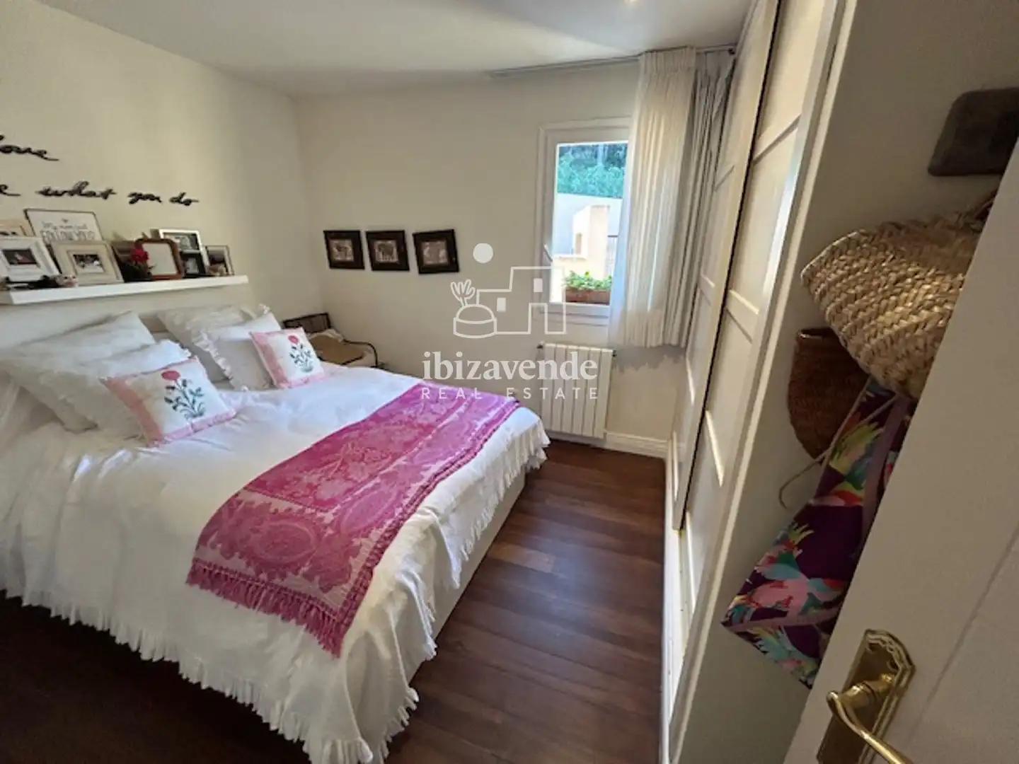 Schlafzimmer von Einfamilien-Reihenhaus zur Miete in Santa Eulària des Riu mit Klimaanlage, Heizung und Parkett