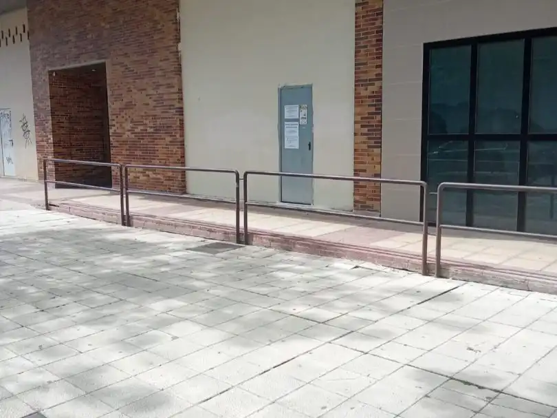 Vista exterior de Local en venda en Huesca amb Aire condicionat i Terrassa