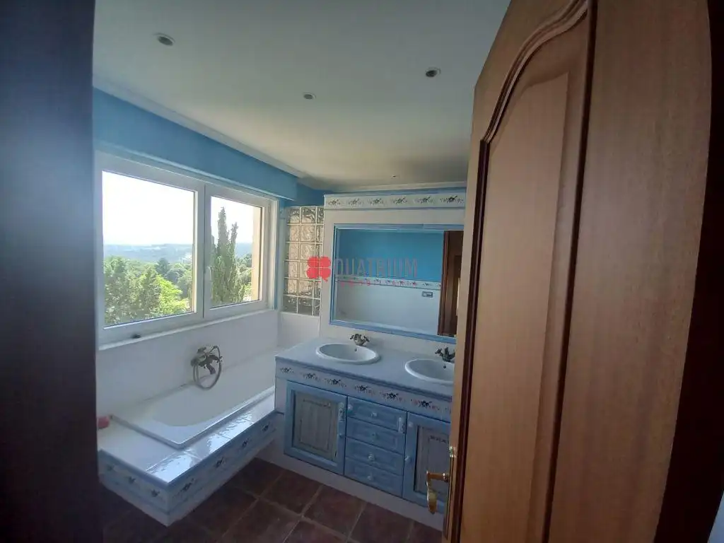 Baño de Casa o chalet de alquiler en Santiago de Compostela  con Calefacción, Jardín privado y Trastero