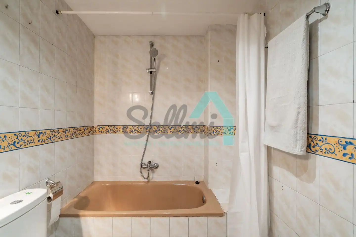 Baño de Piso de alquiler en Oviedo  con Calefacción, Parquet y Terraza