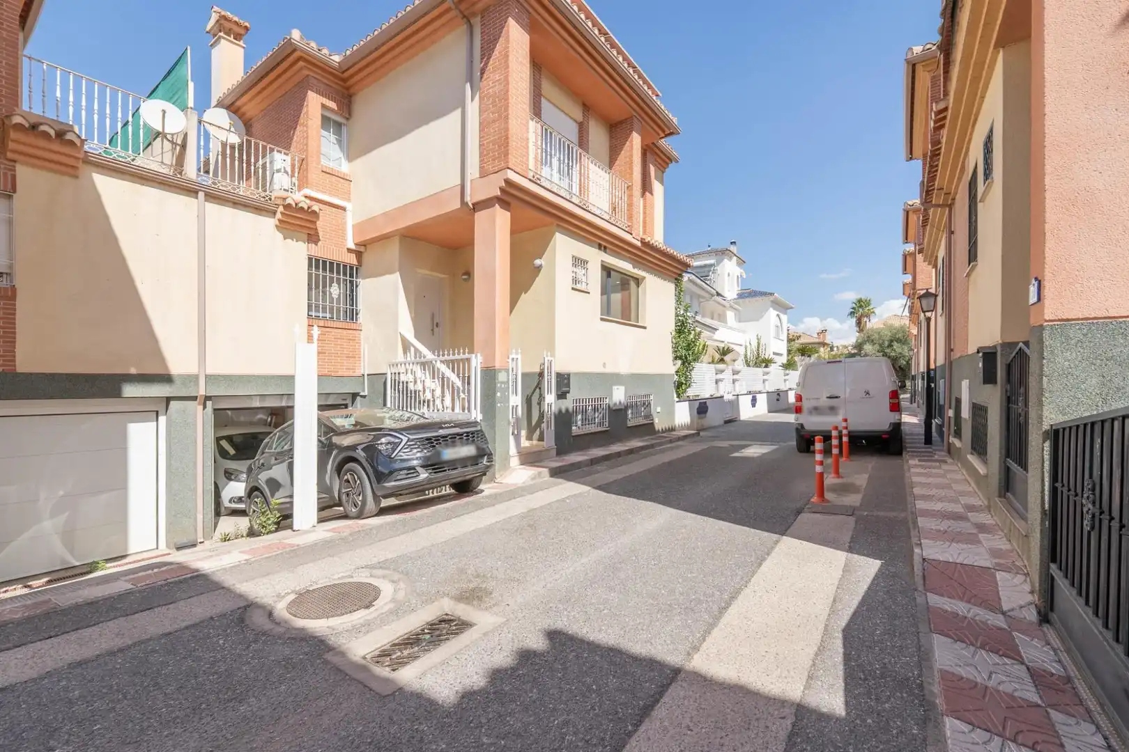 Vista exterior de Casa adosada en venda en Cájar amb Calefacció i Terrassa