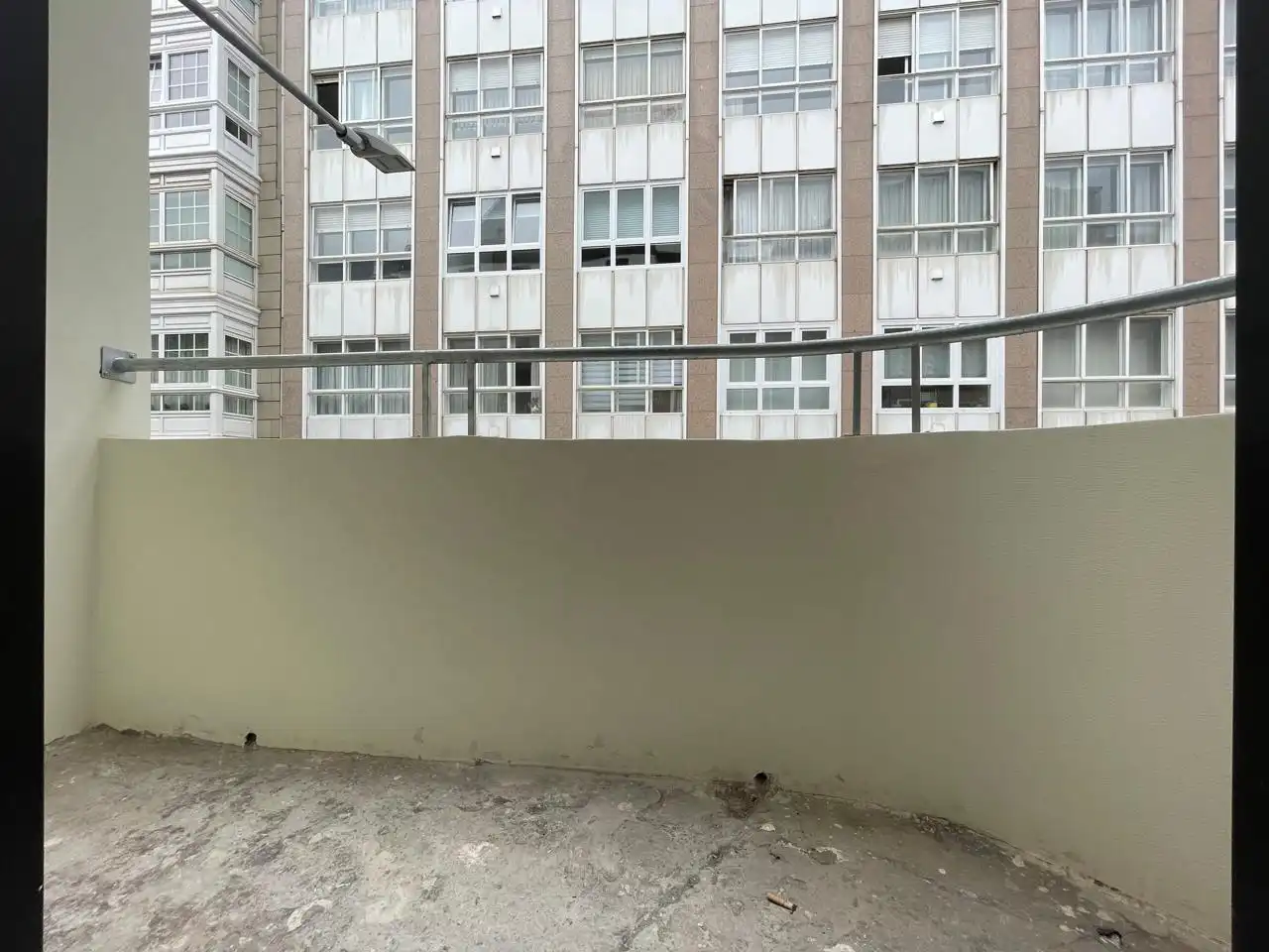 Vista exterior de Pis en venda en A Coruña Capital  amb Balcó i Alarma