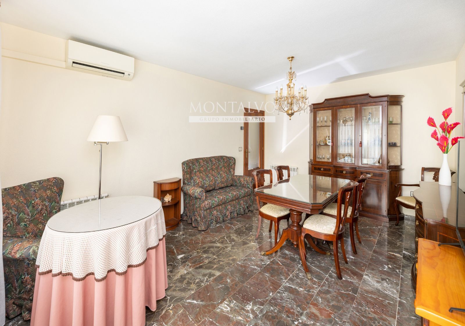 Living room of Flat for sale in  Granada Capital  with Storage room, Swimming Pool and Community pool
