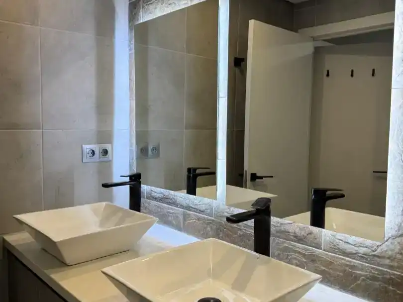 Badezimmer von Wohnung zur Miete in Marbella mit Klimaanlage, Schwimmbad und Möbliert