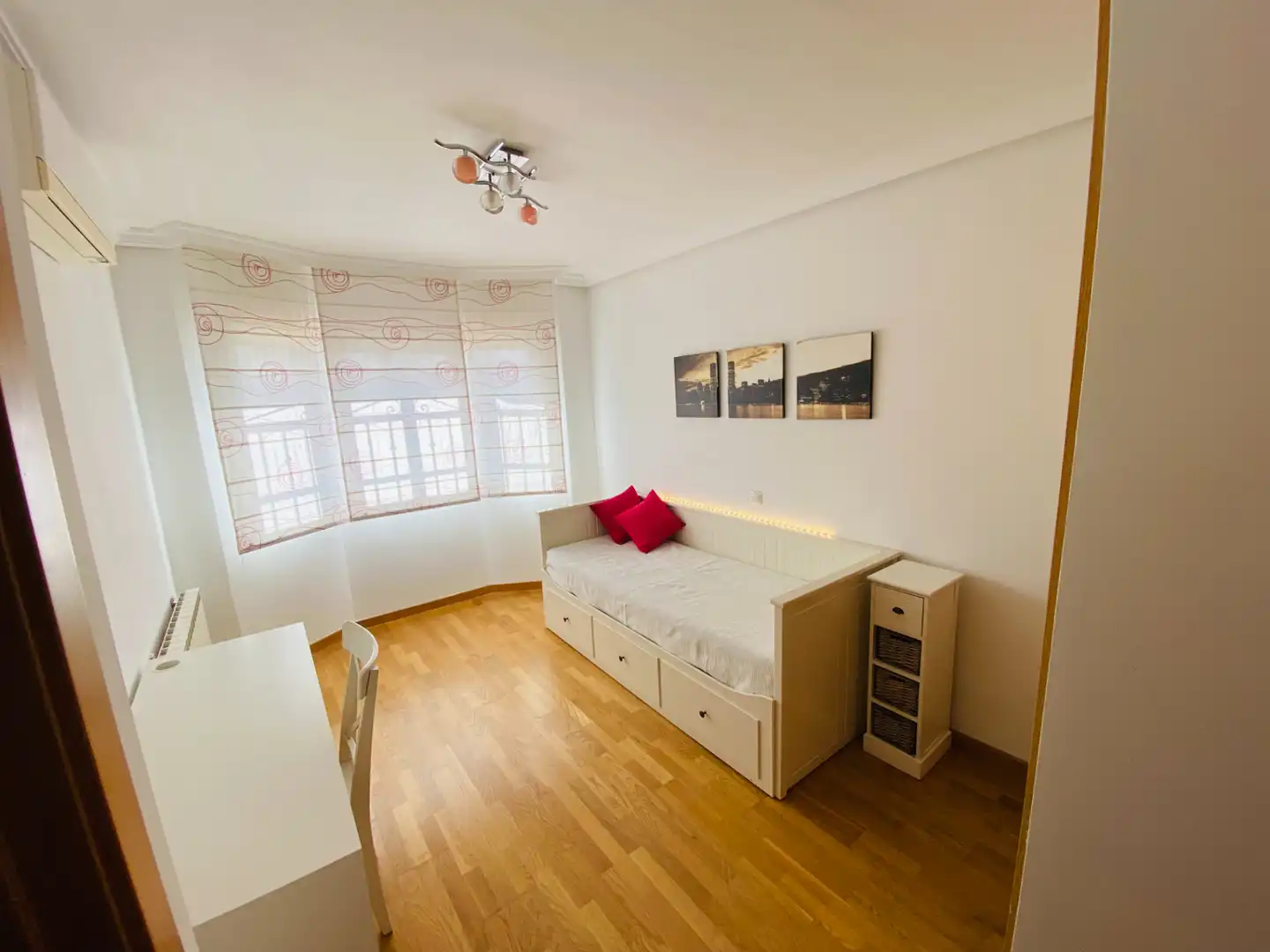 Habitación de Casa adosada en venta en Navalcarnero con Aire acondicionado, Calefacción y Jardín privado