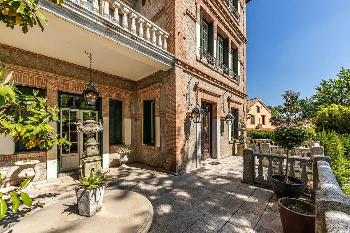 Exterior view of Houses for sale in San Lorenzo de El Escorial  with Air Conditioner, Heating and Private garden