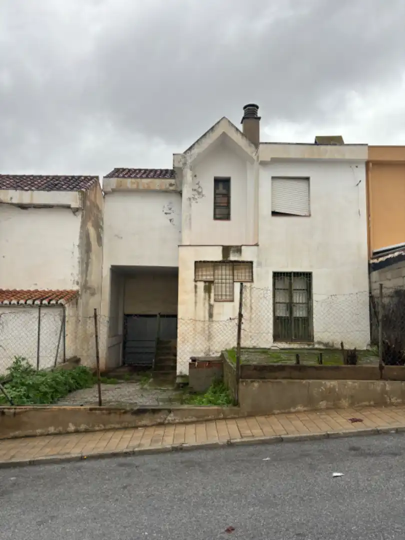 Casa aparellada en venda a Avenida de los Almendros, imagen 2