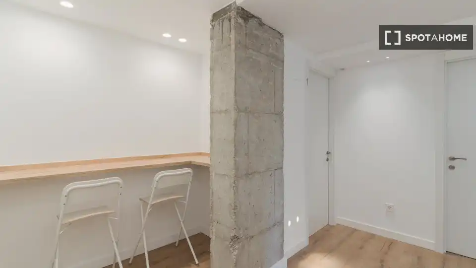 Flat for rent in Madrid  with Air Conditioner, Heating and Furnished