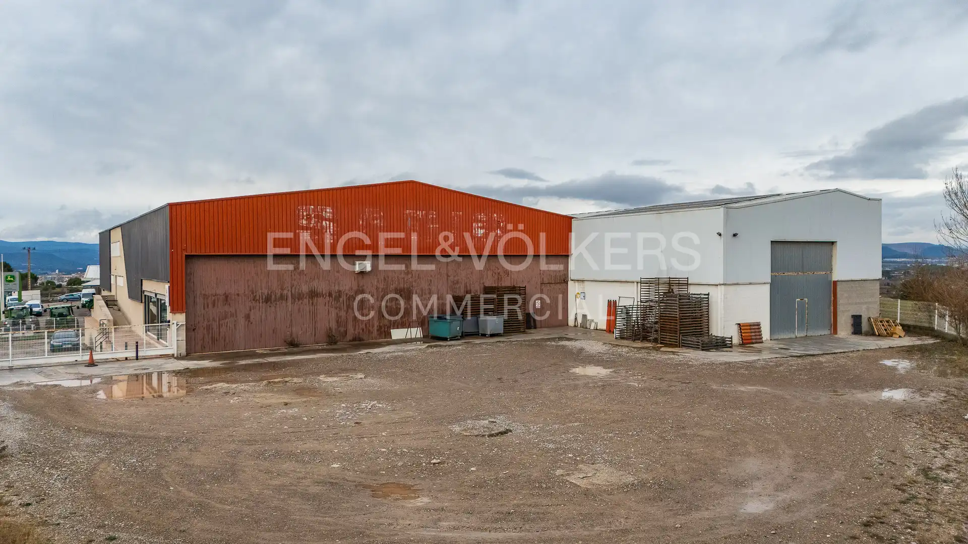 Vista exterior de Nau industrial en venda en Manresa
