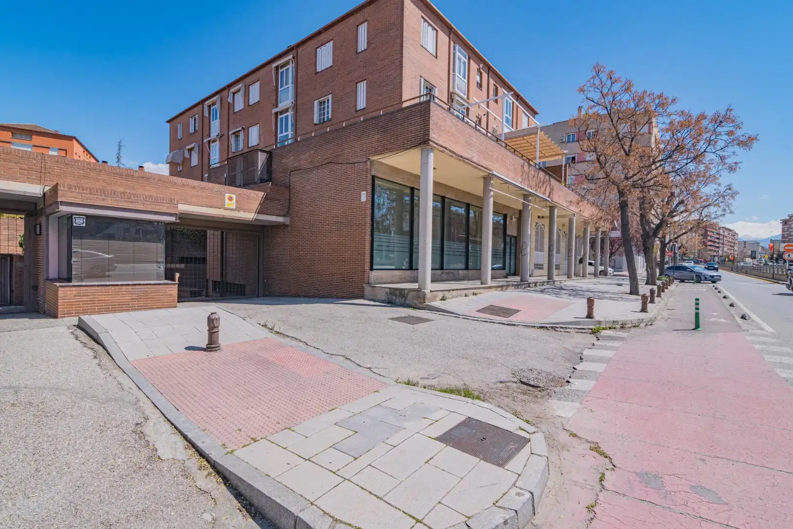Vista exterior de Local en venda en Granada amb Aire condicionat