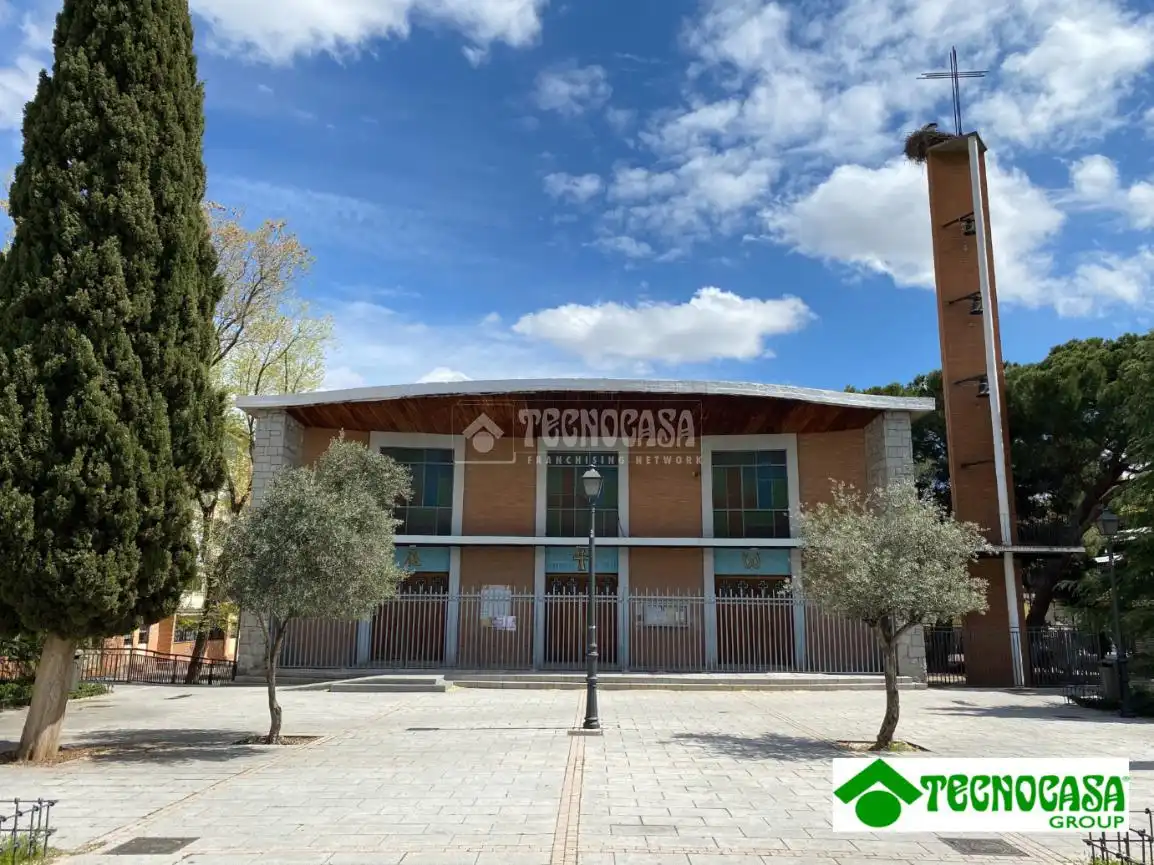 Vista exterior de Piso en venta en Madrid con Calefacción