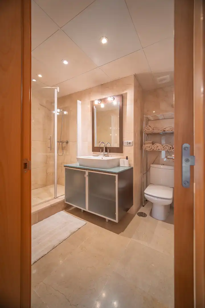 Badezimmer von Wohnung zur Miete in Benahavís mit Klimaanlage, Privatgarten und Terrasse