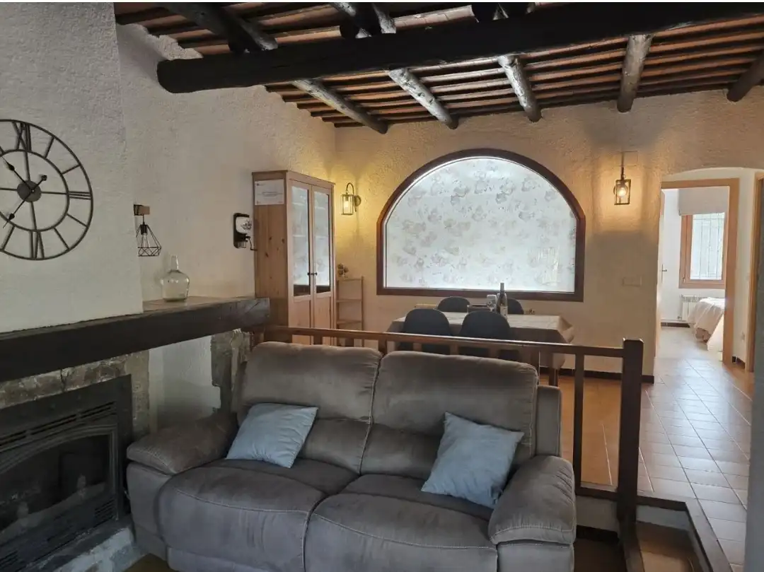 Sala de estar de Casa adosada de alquiler en Begur con Aire acondicionado, Calefacción y Jardín privado