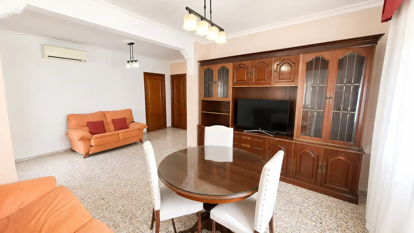 Sala d'estar de Casa adosada en venda en Motril amb Terrassa, Traster i Forn