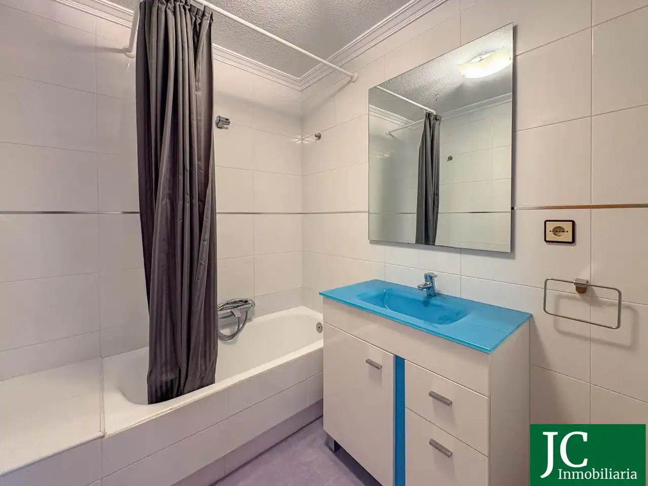 Badezimmer von Maisonette zum Verkauf in Colindres mit Heizung, Parkett und Terrasse