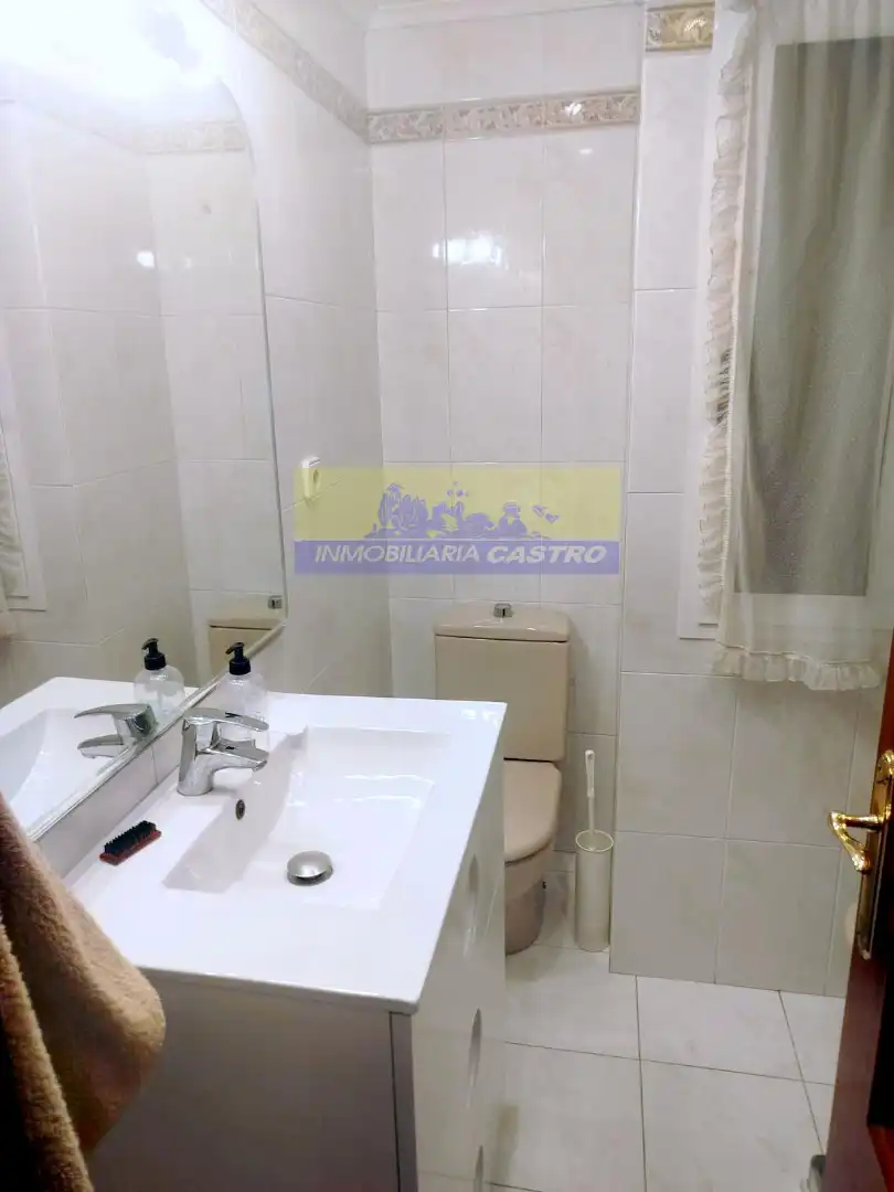Baño de Piso en venta en Castro-Urdiales con Calefacción, Trastero y Amueblado