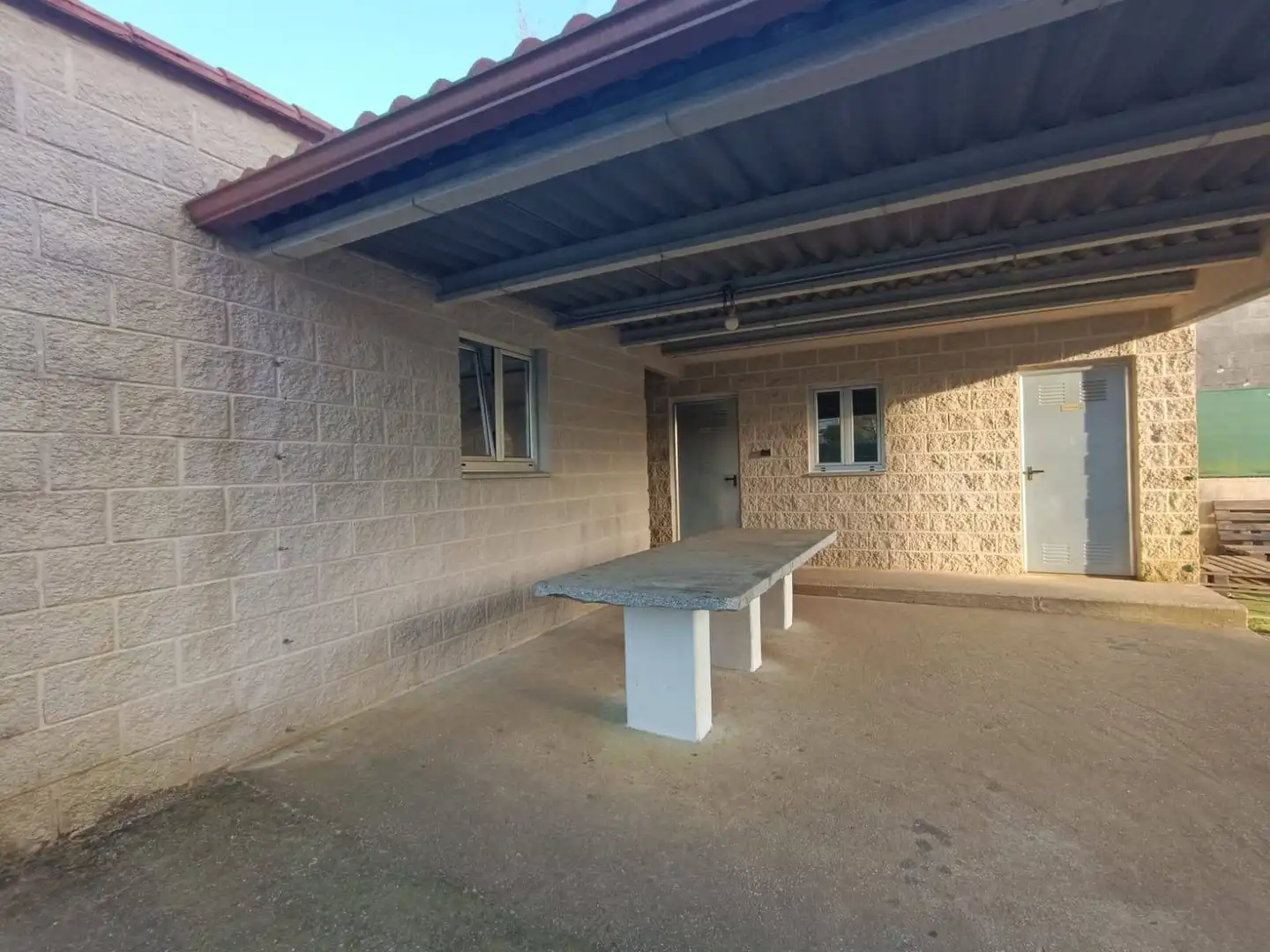 Außenansicht von Wohnung zum Verkauf in Touro mit Privatgarten, Terrasse und Abstellraum