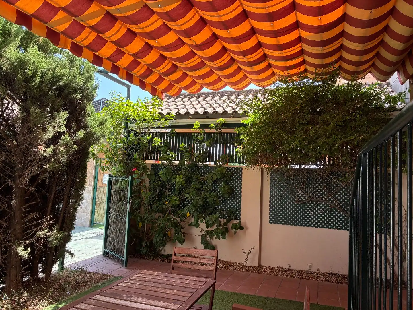 Terrasse von Maisonette zur Miete in Dos Hermanas mit Klimaanlage, Privatgarten und Abstellraum