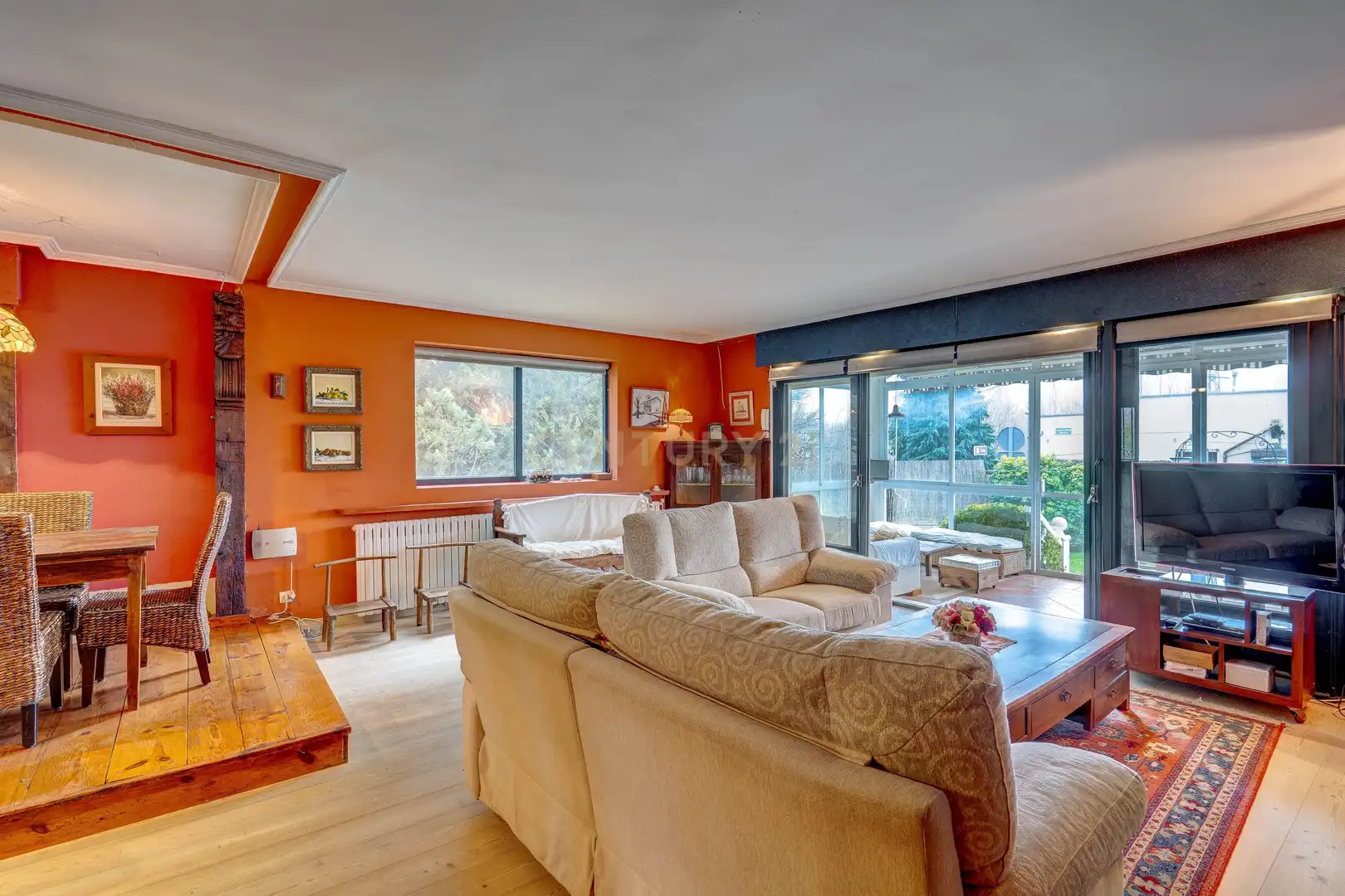 Wohnzimmer von Einfamilien-Reihenhaus zum Verkauf in Anguciana mit Privatgarten, Abstellraum und Schwimmbad