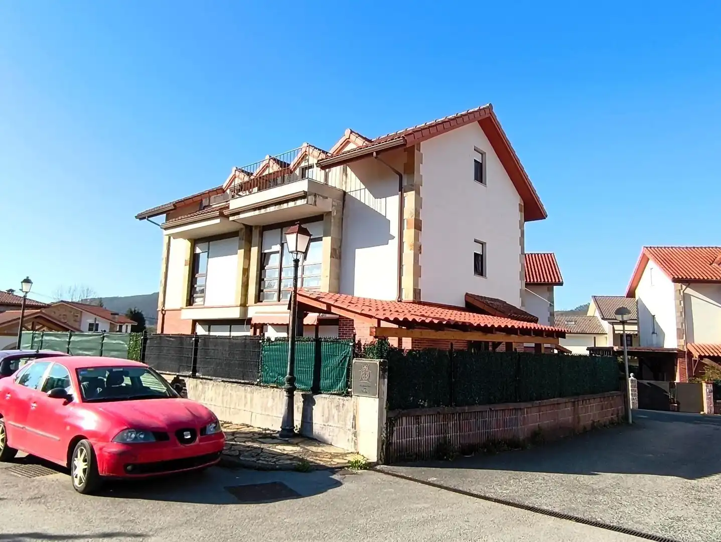 Vista exterior de Casa adosada en venda en Santa María de Cayón amb Calefacció, Jardí privat i Terrassa