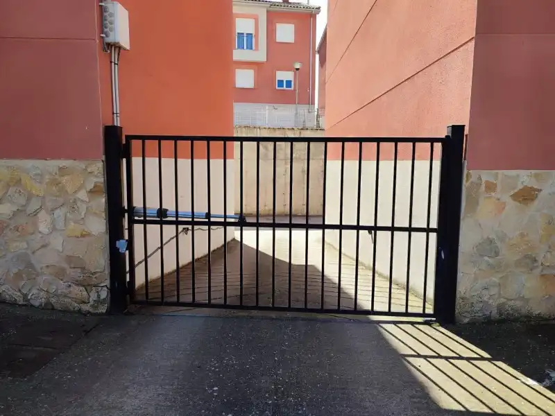 Parking de Casa o chalet en venta en Chozas de Abajo con Calefacción, Jardín privado y Trastero