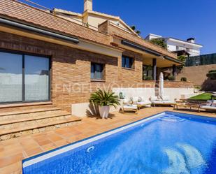 Vista exterior de Casa o xalet en venda en Vilanova i la Geltrú amb Aire condicionat, Terrassa i Piscina