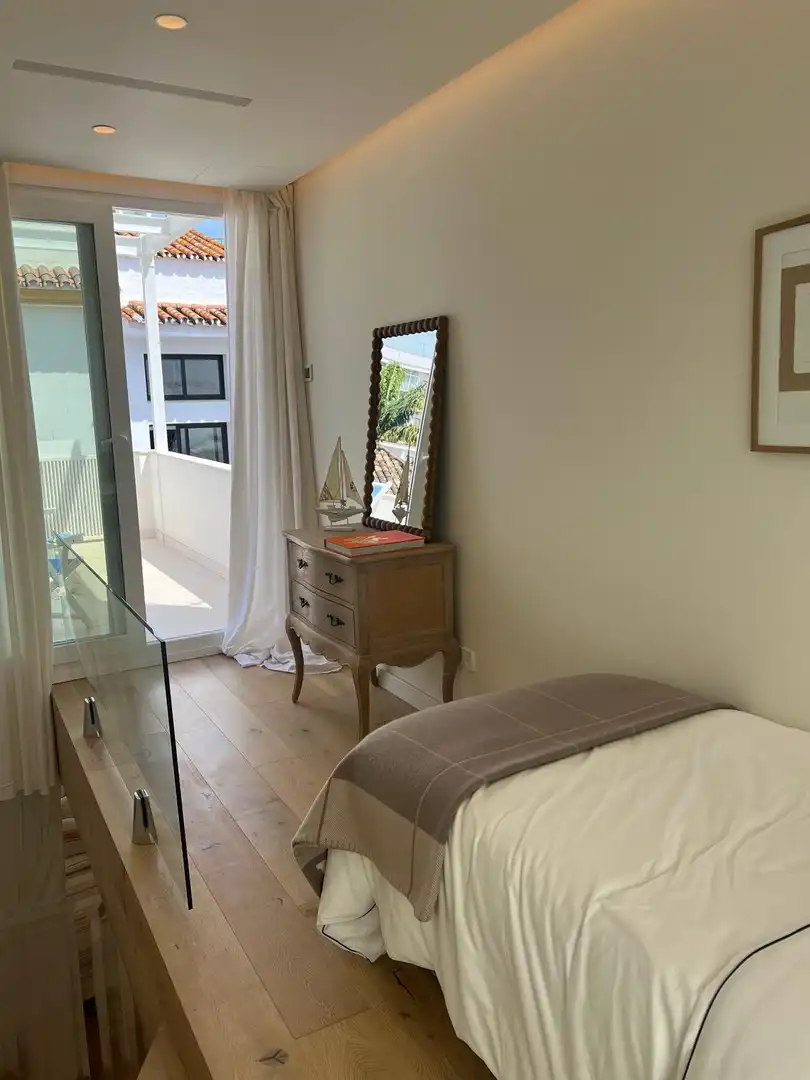 Dormitori de Casa adosada en venda en Estepona amb Aire condicionat, Calefacció i Terrassa