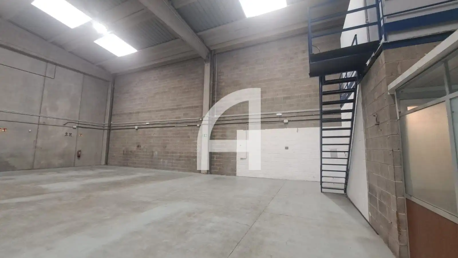 Fabrikhallen zur Miete in Molins de Rei