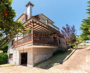 Vista exterior de Casa o xalet en venda en Cangas  amb Calefacció, Jardí privat i Parquet