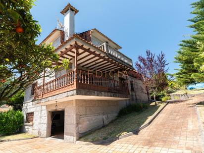 Vista exterior de Casa o xalet en venda en Cangas  amb Calefacció, Jardí privat i Parquet