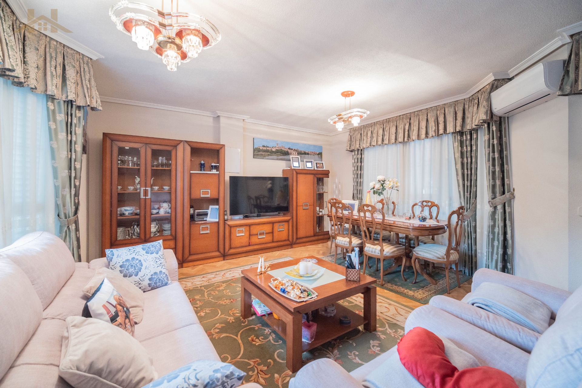 Sala d'estar de Casa adosada en venda en Torrejón de Ardoz amb Aire condicionat, Calefacció i Moblat