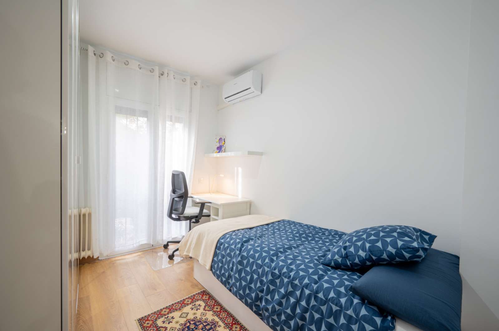 Bedroom of Flat to share in Sant Cugat del Vallès  with Air Conditioner, Heating and Terrace