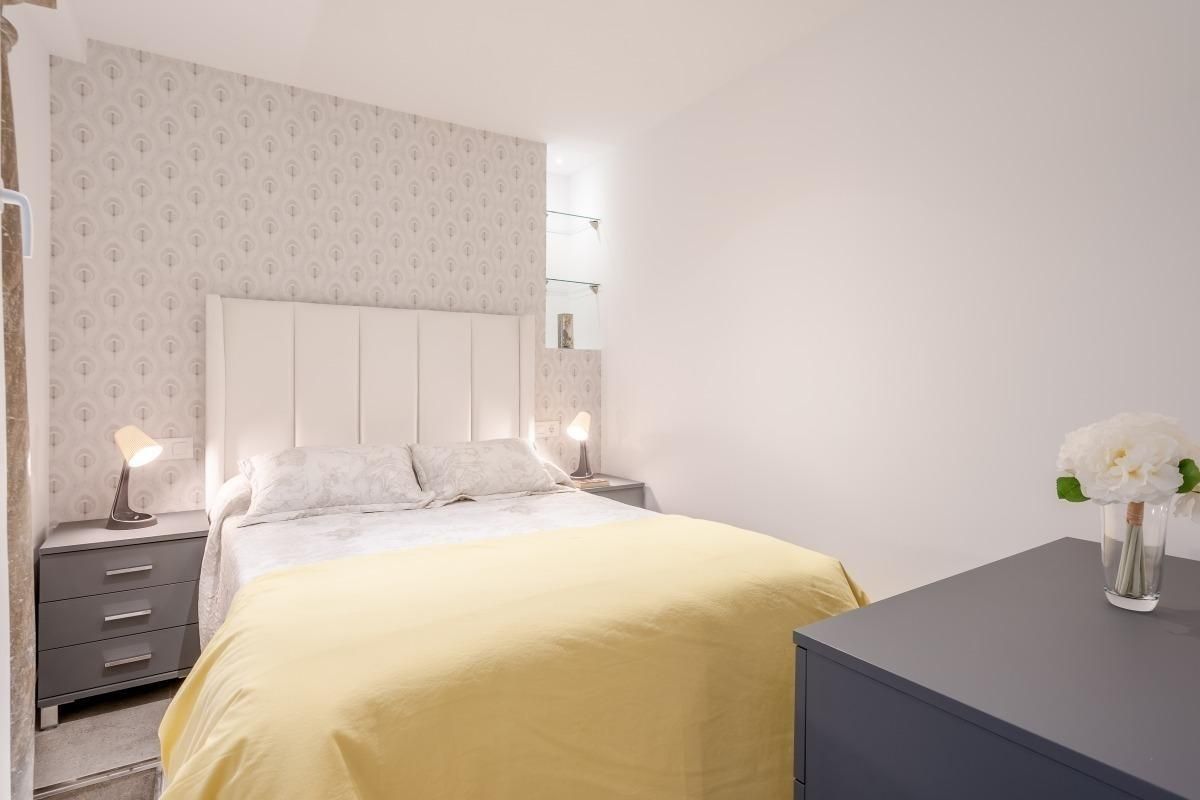 Dormitori de Apartament de lloguer en Irun  amb Aire condicionat i Alarma