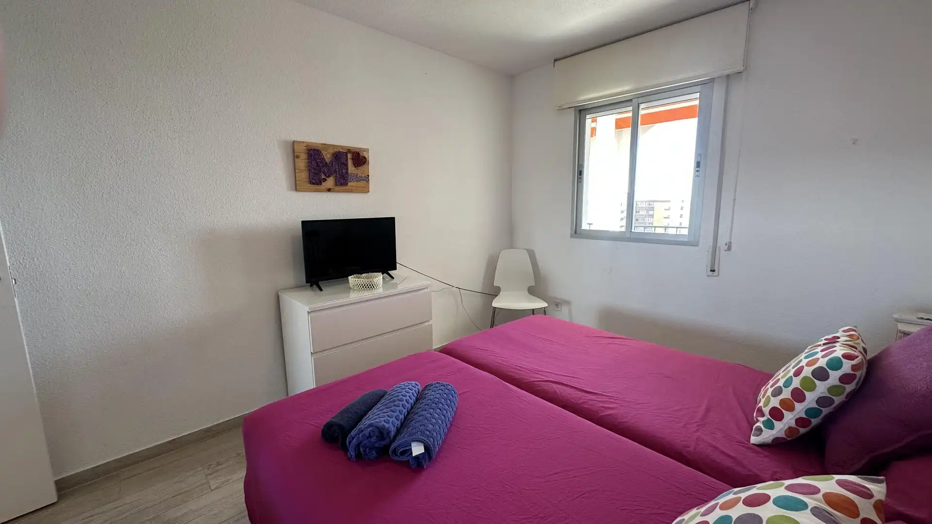 Dormitori de Apartament de lloguer en Fuengirola amb Jardí privat i Piscina comunitària