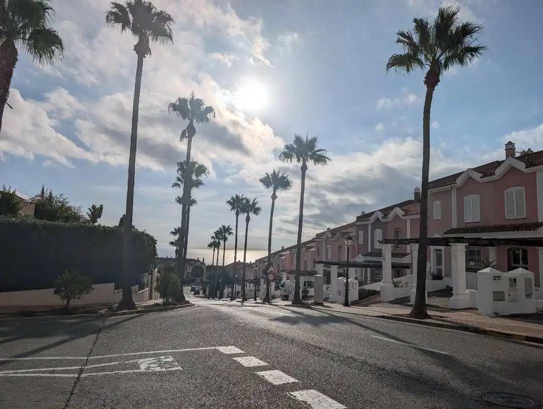 Außenansicht von Wohnung zum Verkauf in La Alcaidesa mit Klimaanlage, Heizung und Terrasse