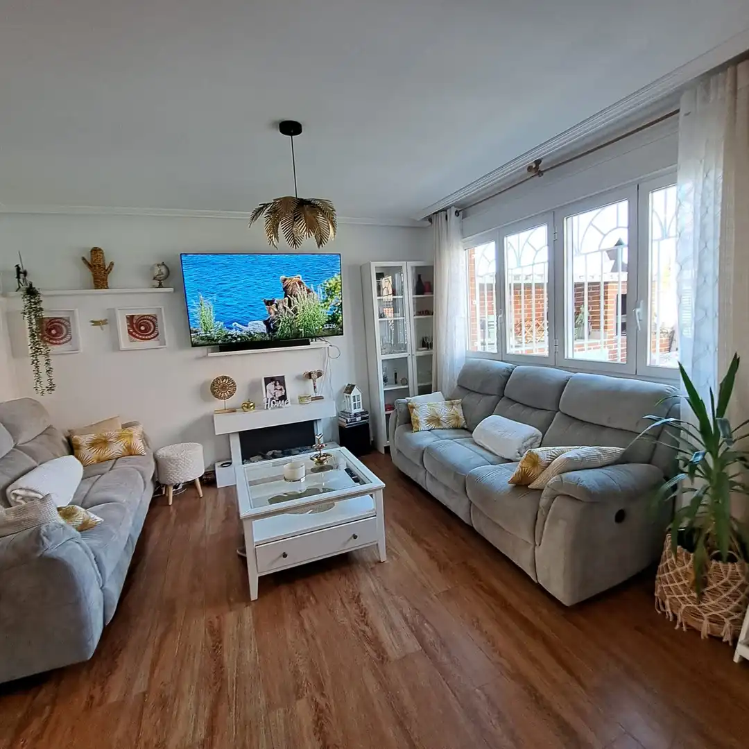 Sala d'estar de Casa adosada en venda en Valdemoro amb Calefacció i Jardí privat