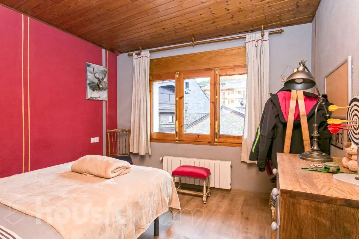 Bedroom of Flat for sale in Alp  with Air Conditioner, Heating and Terrace