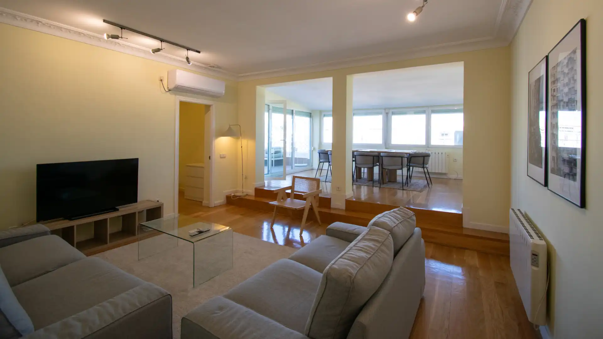 Living room of Flat for rent in  Madrid Capital  with Air Conditioner, Heating and Parquet flooring