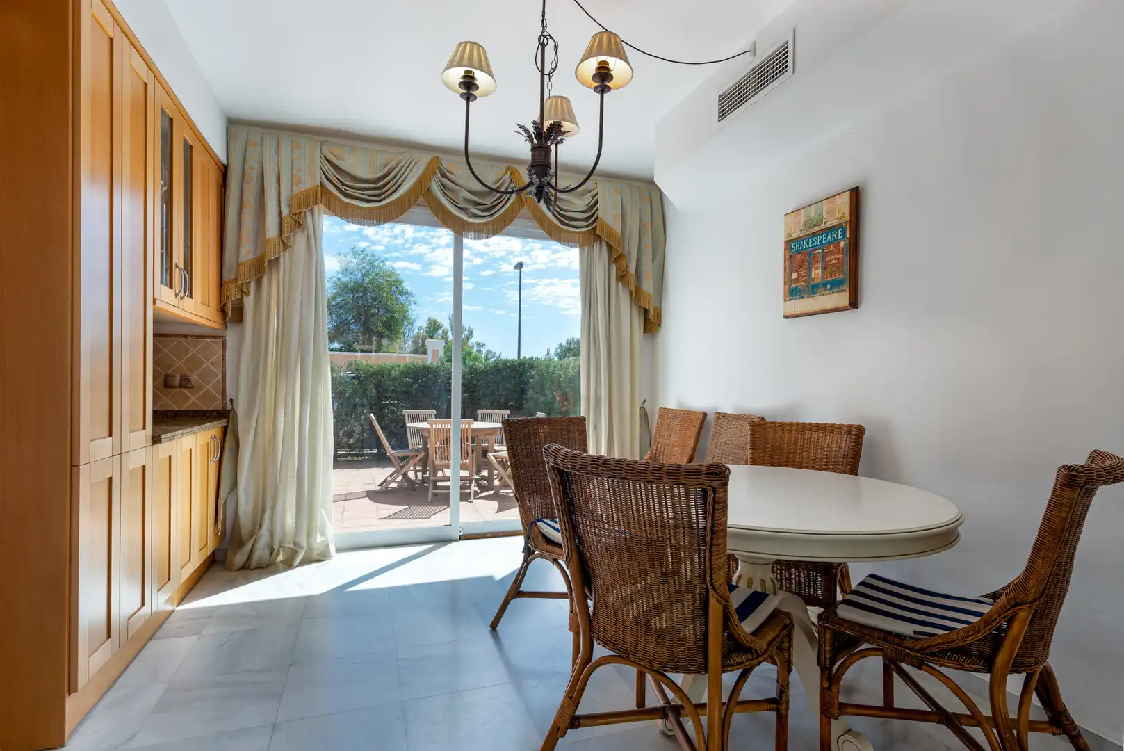 Comedor de Casa adosada en venta en Benahavís con Aire acondicionado, Terraza y Piscina