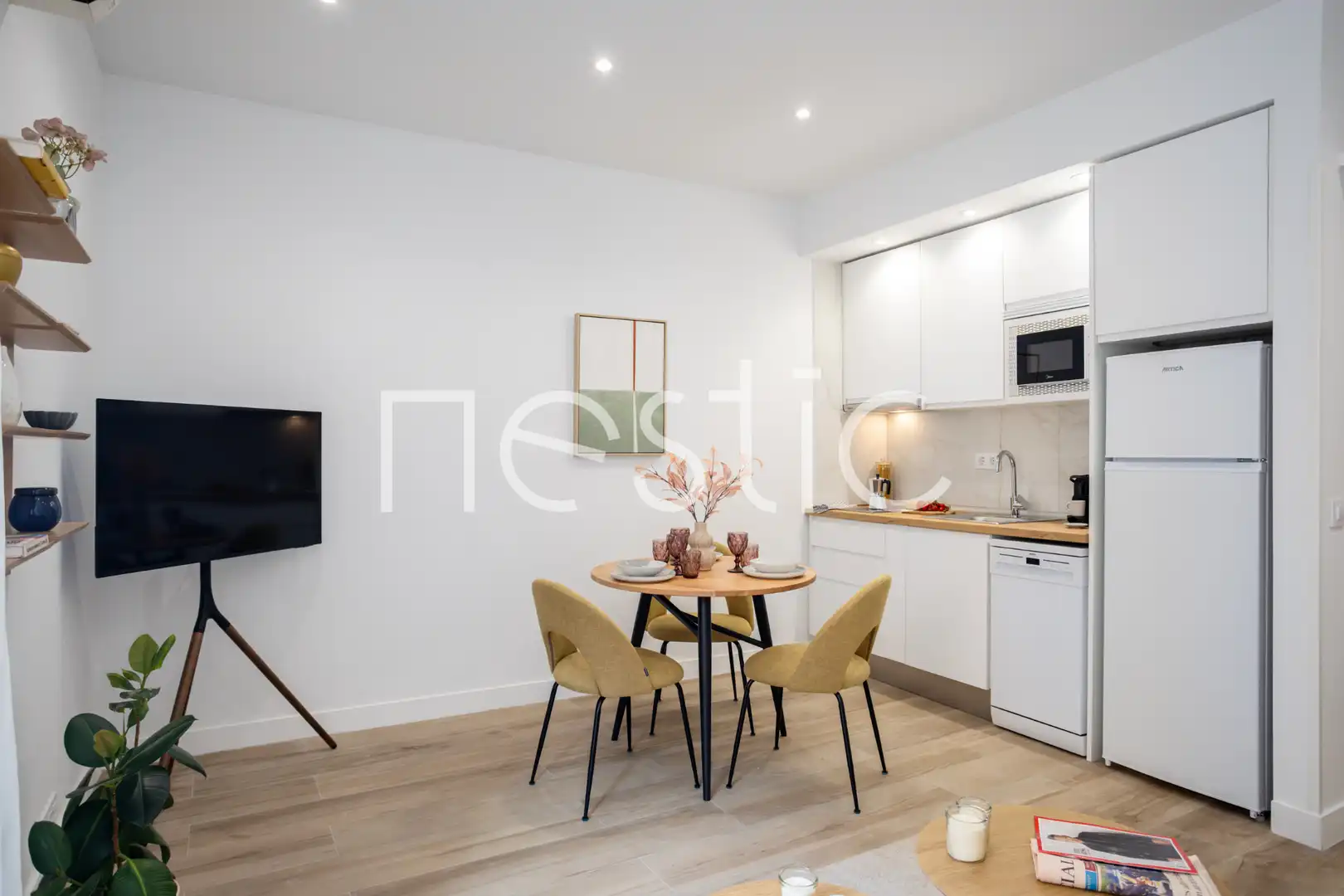 Cuina de Apartament de lloguer en Madrid amb Aire condicionat, Calefacció i Moblat