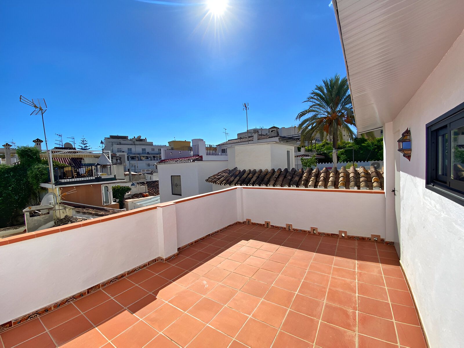 Vista exterior de Casa adosada en venda en Marbella amb Aire condicionat, Terrassa i Moblat