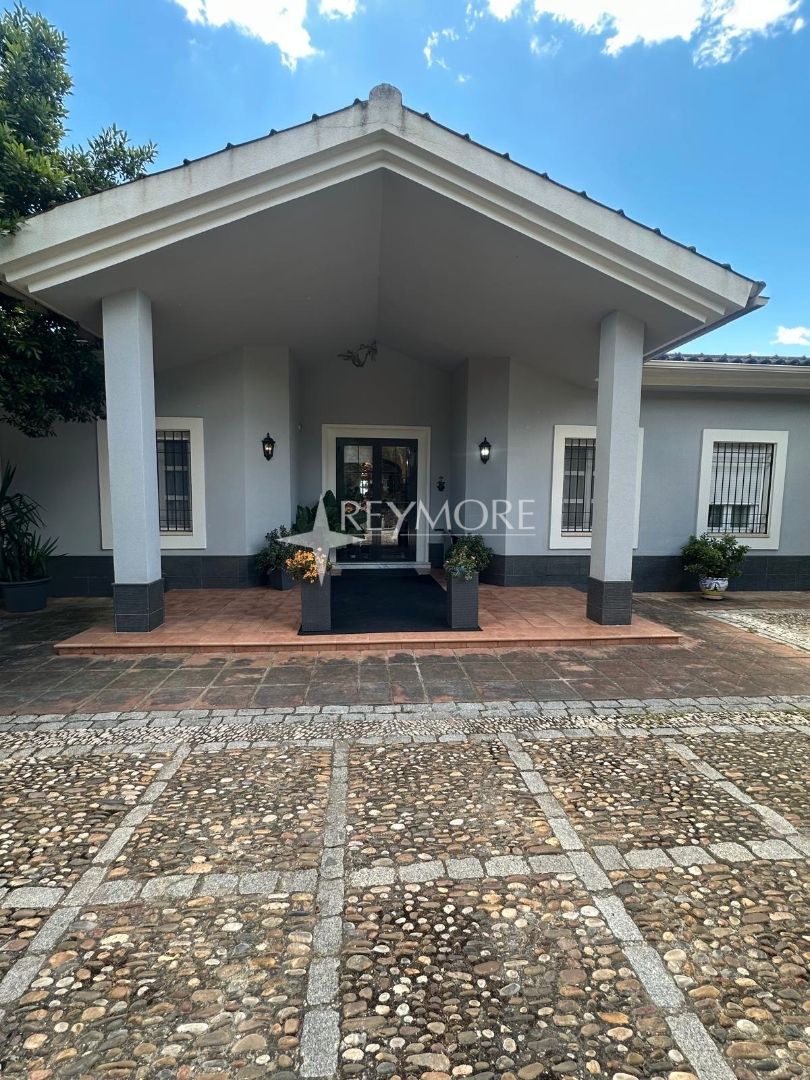 Vista exterior de Casa o xalet en venda en  Córdoba Capital amb Aire condicionat, Calefacció i Jardí privat