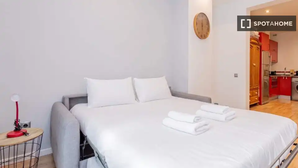 Bedroom of Flat for rent in Madrid  with Air Conditioner, Heating and Furnished